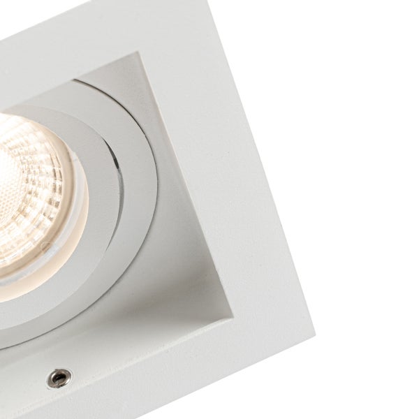Nahaufnahme eines quadratischen, weißen, schwenkbaren LED-Einbaustrahlers.