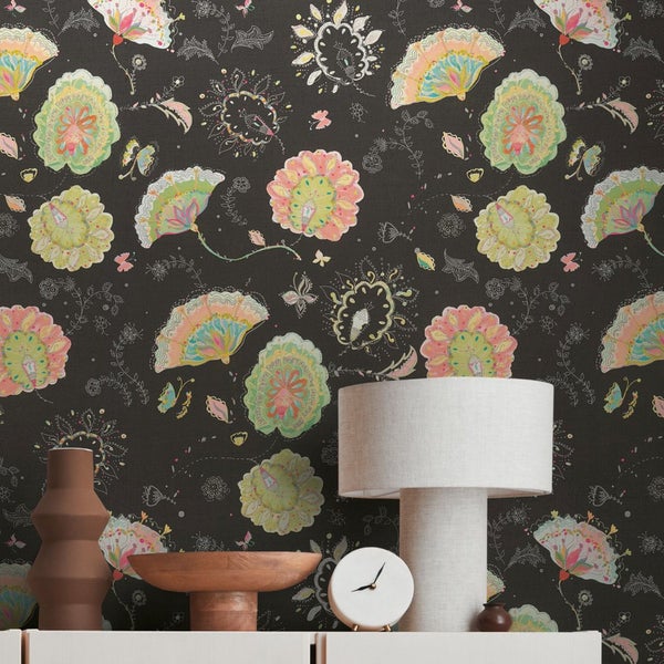 Wandhängendes WC mit geschlossenem WC-Sitz