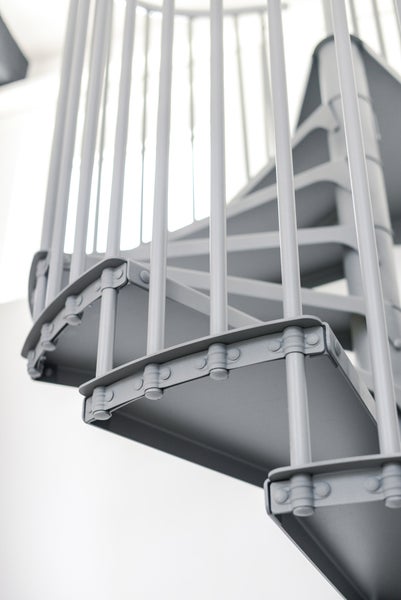 Wendeltreppe RONDO – Wendeltreppe aus schwarzem Stahl – Durchmesser 120 cm – Höhe 300 cm