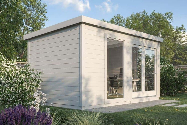 Modernes Gartenhaus aus Holz mit großen Glasfronten und Flachdach, eingerichtet als Homeoffice in einem Garten.