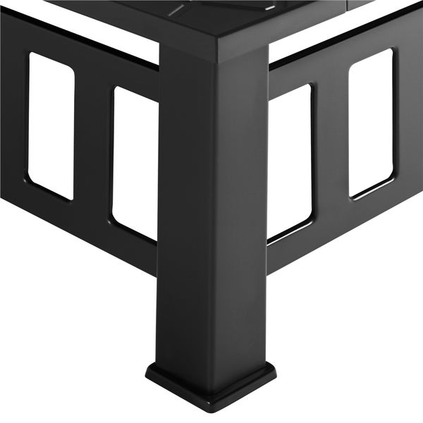 Detailaufnahme des Beins eines schwarzen Metalltisches