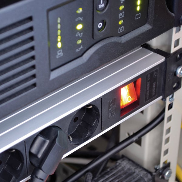 Steckdosenleiste für den Rackeinbau mit Netzstecker und beleuchtetem Schalter