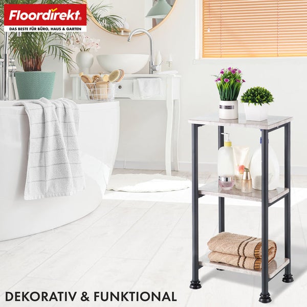 Badezimmer mit Badewanne, Waschbecken und einem Regal mit drei Ablagen zur Aufbewahrung von Handtüchern und Badezimmerartikeln.