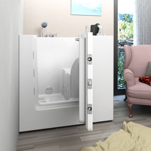 Begehbare Badewanne mit offener Tür in einem Badezimmer