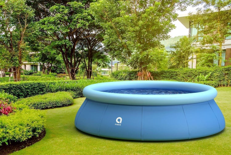 Aufblasbarer Pool im Garten mit Avenli Logo.
