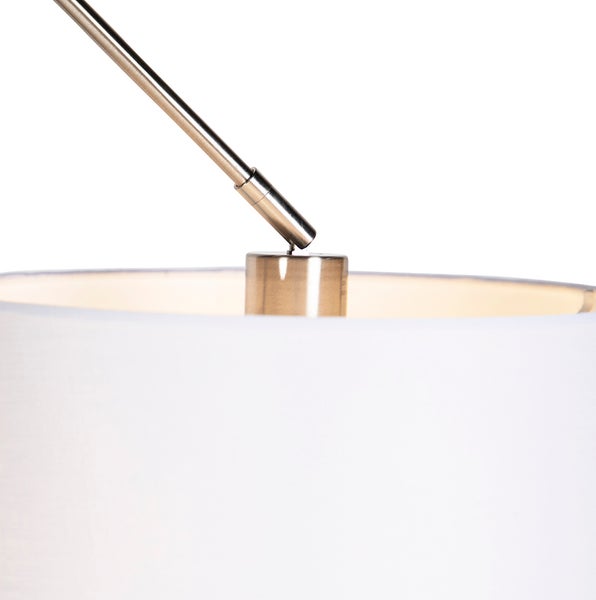 Detailansicht der Verbindung von Metallarm und weißem Stoffschirm einer Lampe.