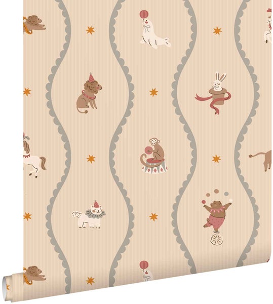 Papiertapete für Kinder mit Zirkusmotiven wie Löwe, Seehund, Affe, Bär und Hase sowie Sternen und Wellenlinien.
