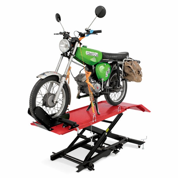 Rote Motorradhebebühne mit Scherenmechanismus aus Metall, darauf ein grünes Moped, gesichert mit orangefarbenen Spanngurten und Radklemme.