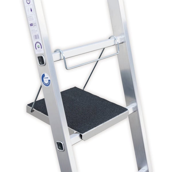 Detailansicht einer Aluminiumleiter mit Trittfläche