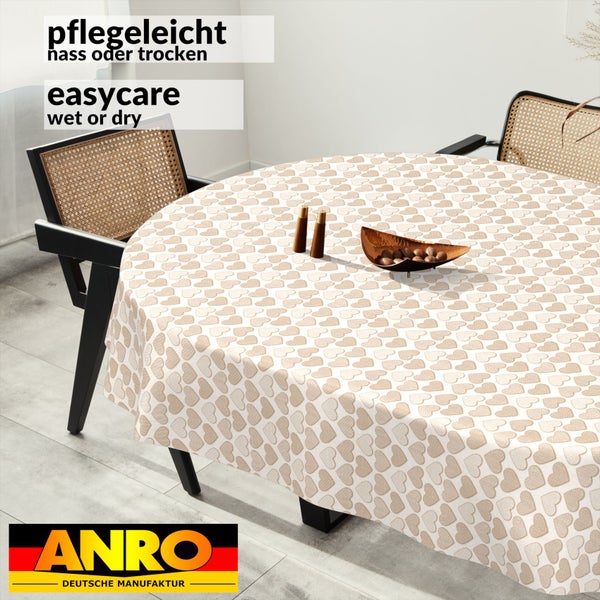 Runde Tischdecke mit Herzmuster auf einem Esstisch, pflegeleicht, nass oder trocken abwischbar. ANRO Deutsche Manufaktur Logo.