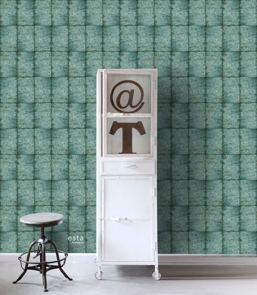 Wandgestaltung mit Fliesenmuster-Tapete, weißem Schrank und Barhocker