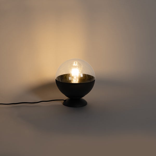 Tischleuchte mit transparentem Lampenschirm und Sockel