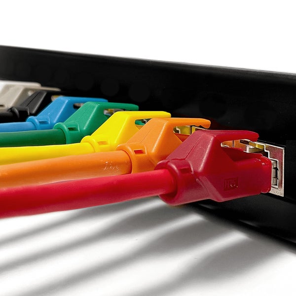 Verschiedenfarbige Netzwerkkabel eingesteckt in ein schwarzes Patchpanel.