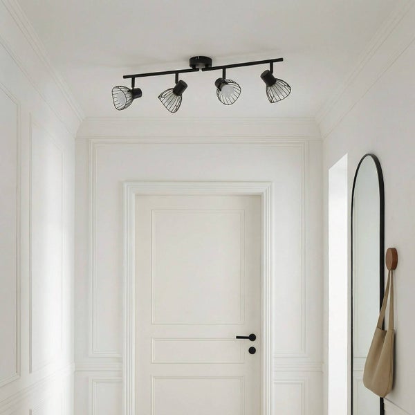 Deckenleuchte mit vier Strahlern im Flur