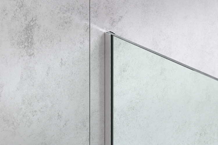 Nahaufnahme einer Glas-Duschwand mit Wandprofil aus Metall an einer strukturierten Wand.