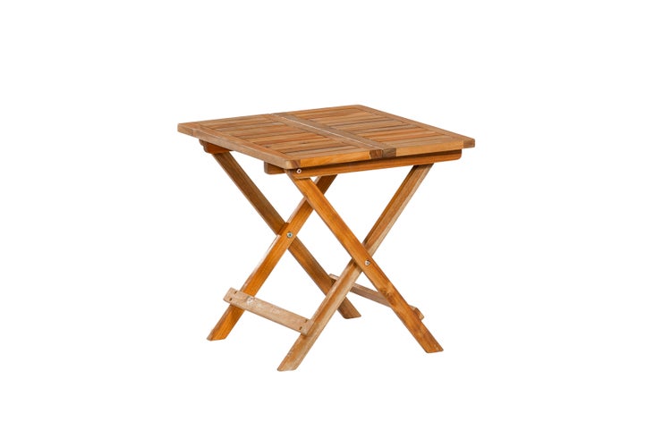 Klapptisch aus Holz mit Gläsern und Wasserflaschen im Garten