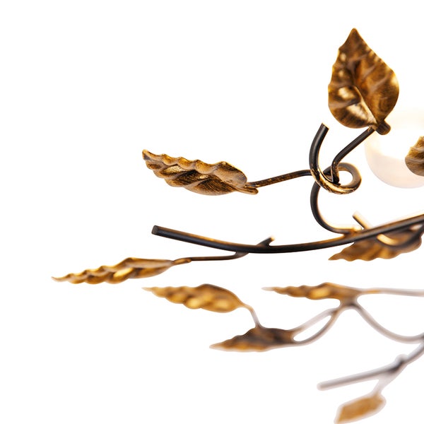 Detailaufnahme einer Deckenleuchte mit Blätterdesign