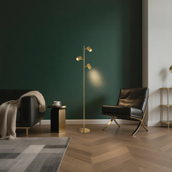 Wohnzimmer mit Stehlampe, Sessel und Sofa