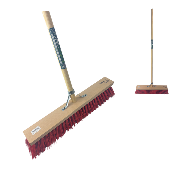 Kehrbesen mit Holzstiel und roten Borsten
