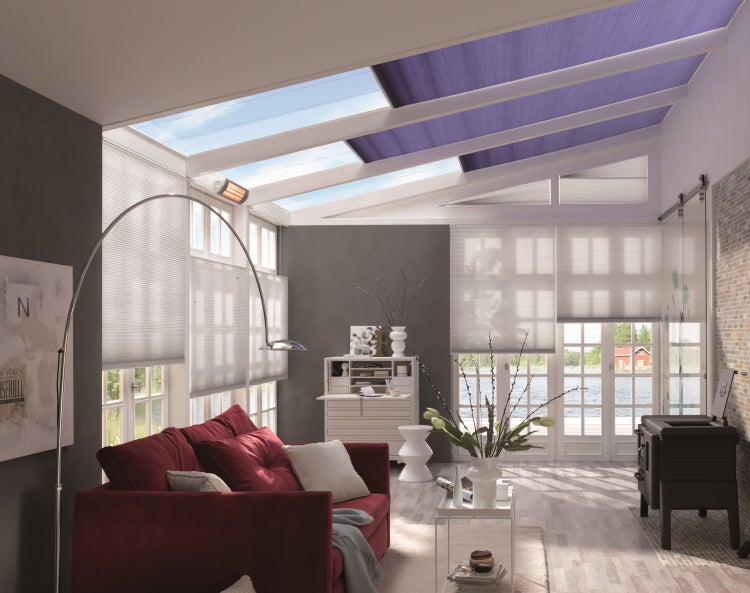 Wohnzimmer mit Plissee-Jalousien an Fenstern und Dachfenstern