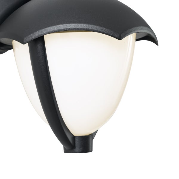 Nahaufnahme einer schwarzen Außenwandleuchte mit weißem, kegelförmigem Schirm und geschwungener Abdeckung.