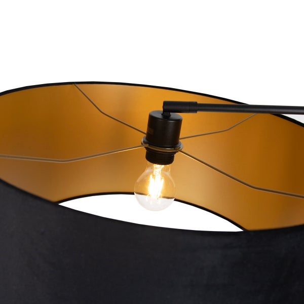 Detailsicht eines Lampenschirms mit Metallgestell und Leuchtmittel