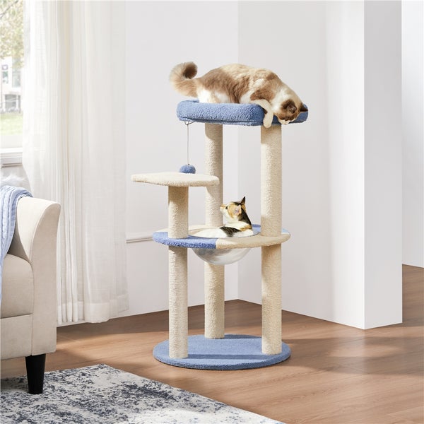 Katzenkratzbaum mit mehreren Ebenen und zwei Katzen