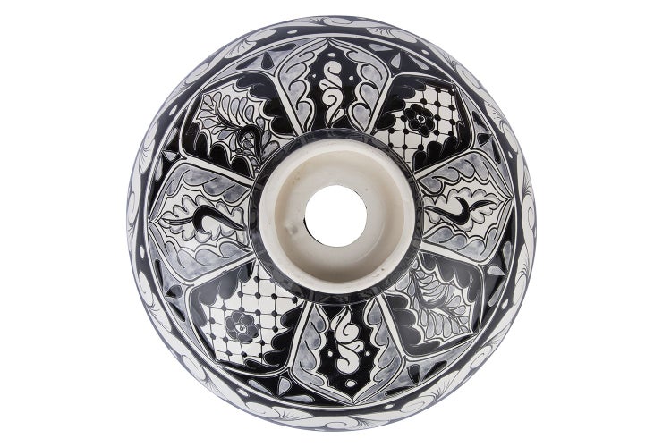 Waschbecken aus Keramik mit Ornamenten