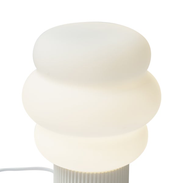 Tischleuchte mit dreistufigem, gewölbtem Glasschirm und geriffeltem Sockel.