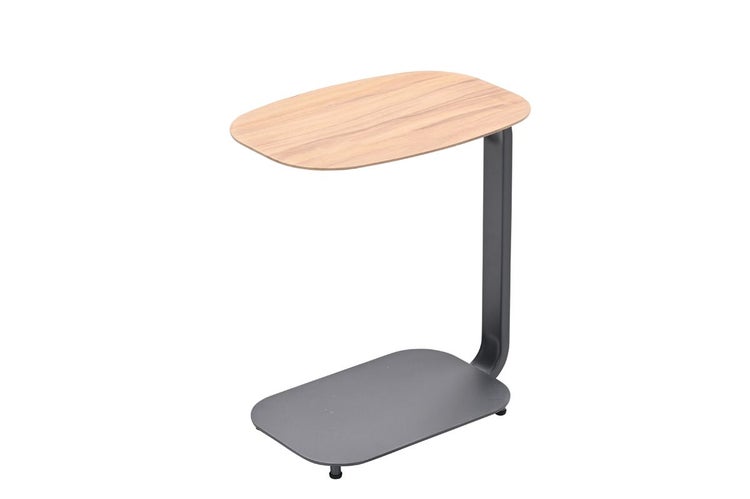 Beistelltisch in C-Form mit ovaler Tischplatte in Holzoptik und flachem Metallgestell.