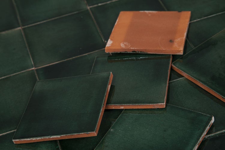 Quadratische, grüne Fliesen für Wand und Boden