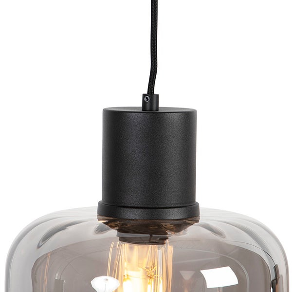 Hängelampe mit Glasschirm und schwarzer Aufhängung
