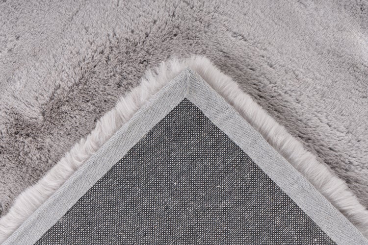 Detailansicht der Unterseite und der weichen Oberflächenstruktur eines Hochflor Teppichs.