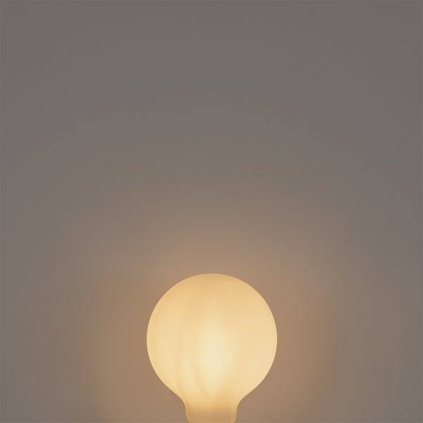 Leuchtendes, rundes LED-Leuchtmittel aus mattiertem Glas mit warmweißem Licht.