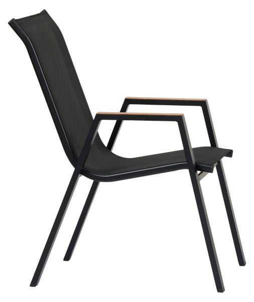 Schwarzer Gartenstuhl mit Metallgestell, Textilbespannung und Armlehnen mit Holzapplikation.