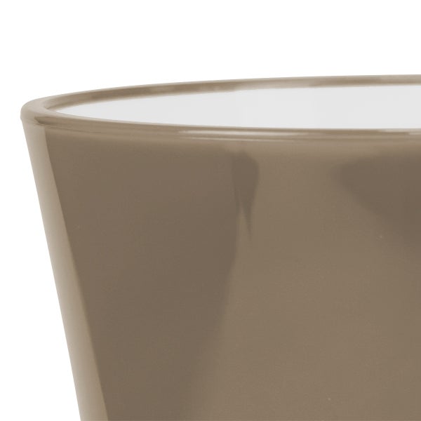 Nahaufnahme des Randes eines glänzenden taupefarbenen Blumentopfes.