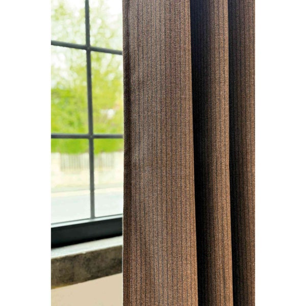 Gardine vor einem Fenster mit Sprossen