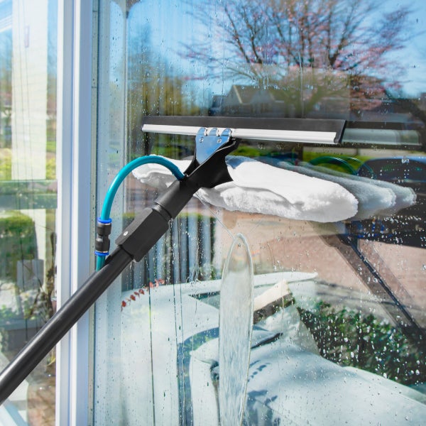 Teleskopstange mit Fensterabzieher und Einwascher zur Fensterreinigung an einer Glasscheibe