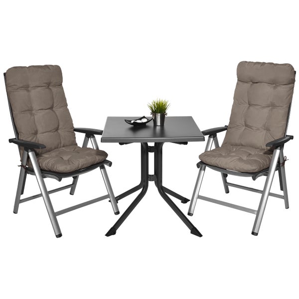 Gartenmöbel-Set bestehend aus zwei klappbaren Gartenstühlen mit Polsterauflagen und einem quadratischen Gartentisch.