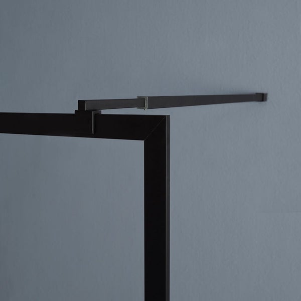 Detailansicht einer schwarzen Duschkabinenhalterung zur Wandmontage