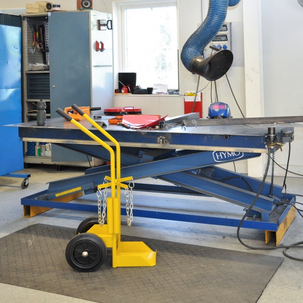 Werkstattansicht mit Werkbank und Materialwagen