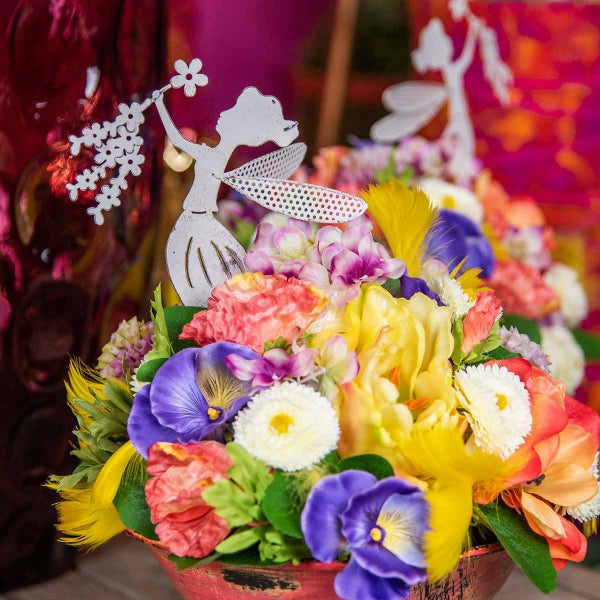 Blumenarrangement mit Feenfigur im Topf