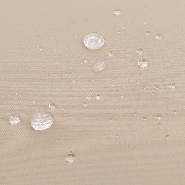 Detailaufnahme eines wasserabweisenden Textilgewebes mit abperlenden Wassertropfen.