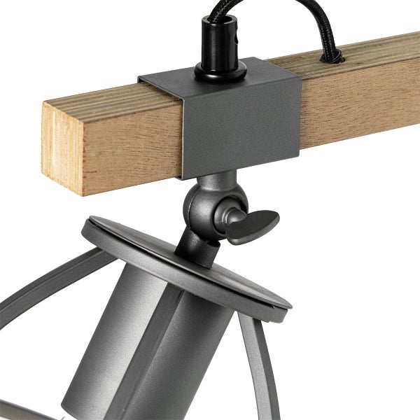 Detailansicht einer Hängeleuchte mit Holzbalken und verstellbarem Metallstrahler im Industriedesign