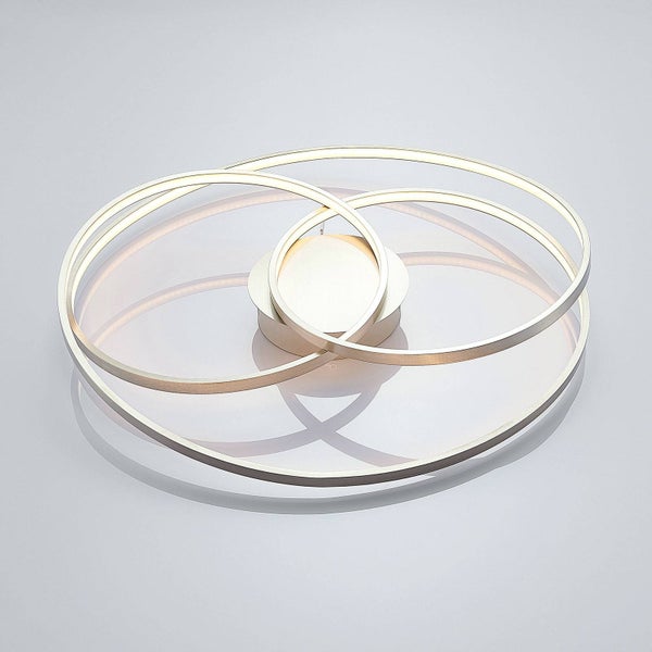 Moderne LED-Deckenleuchte mit drei überlappenden Ringen aus Metall.