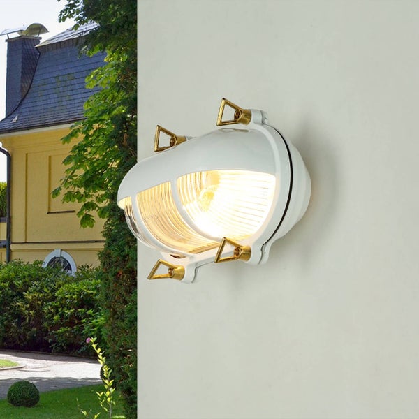 Weiße Außenleuchte im maritimen Stil mit goldenen Details an einer Hauswand