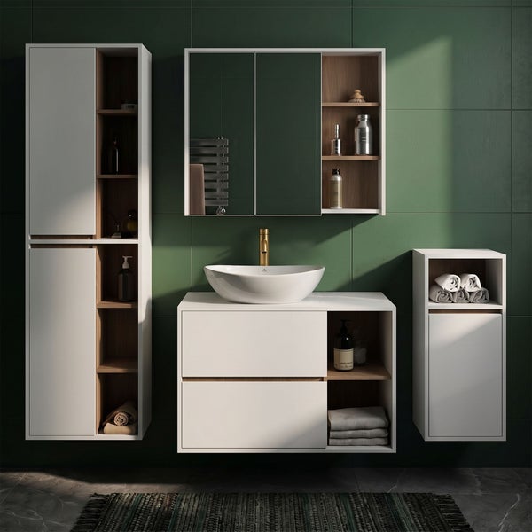 Modernes Badezimmermöbel-Set in Weiß und Holzoptik mit Waschtischunterschrank, Aufsatzbecken, Spiegelschrank und Hochschrank.
