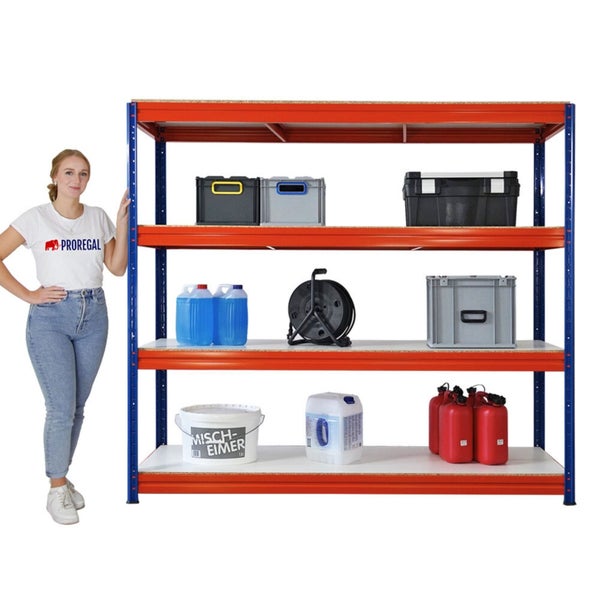 Regal mit vier Ebenen und verschiedenen Artikeln, dargestellt mit einer Person zur Größenveranschaulichung