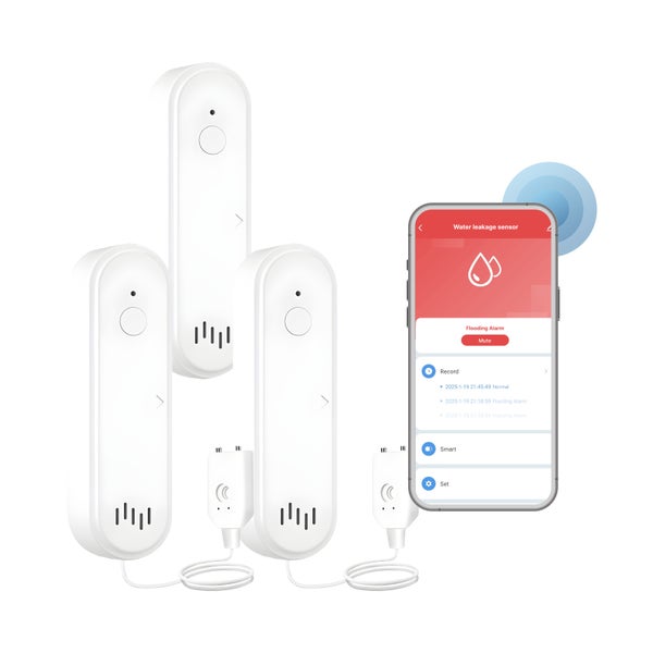 Set aus drei smarten Wassermeldern inklusive Sensorkabeln und einem Smartphone mit einer Applikation zur Anzeige eines Wasseralarms.