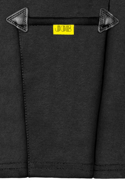 Detailansicht einer verstärkten Tasche an schwarzer Arbeitskleidung mit dreieckigen Besätzen und JCB Logo.